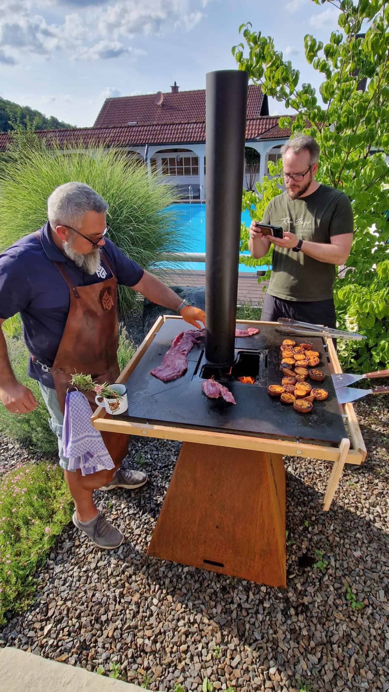 BBQ-Moment: Smoker mit Rauch und Holz