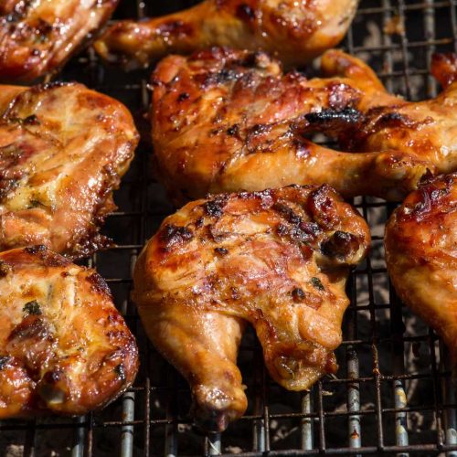 Gegrilltes Maishendl mit Kräuterbutter und Erdäpfeln