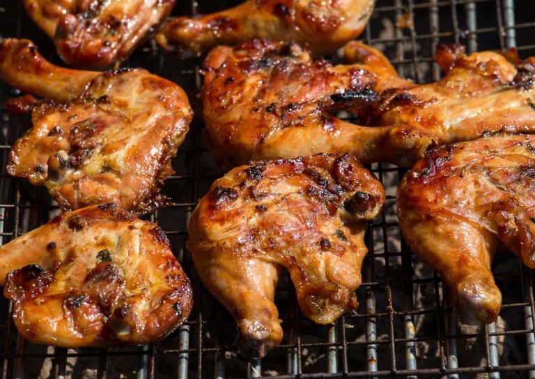 Gegrilltes Maishendl mit Kräuterbutter und Erdäpfeln